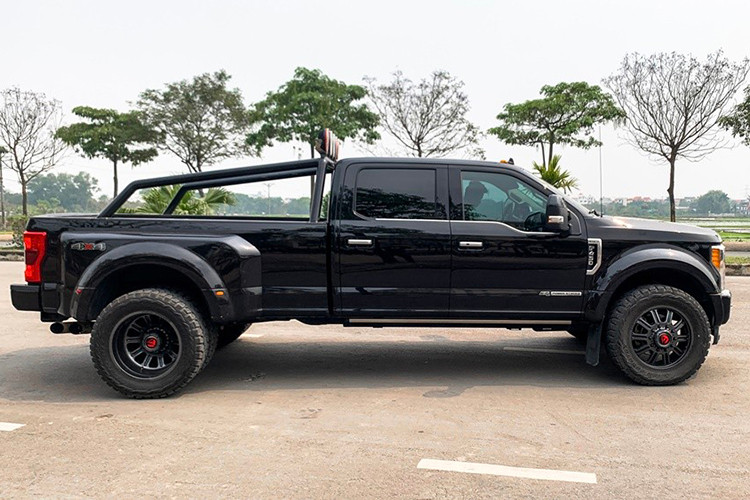 Chiếc Ford F450 Super Duty gần 7 tỷ tại Việt Nam sở hữu ngoại hình nổi bật với đầu xe tạo ấn tượng mạnh bởi lưới tản nhiệt cỡ lớn bằng kim loại kết hợp với hai nan mạ chrome sáng bóng tạo hình khối mạnh mẽ. Đèn pha LED góc cạnh, kích thước lớn.