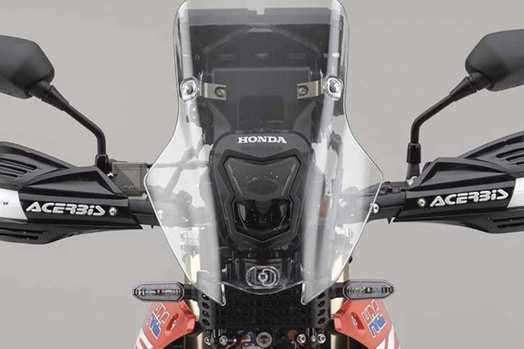 Được phát triển từ mẫu xe thương mại Honda CRF450L mà hãng vừa ra mắt cách đây không lâu, mẫu Honda CRF450L Rally concept còn được sở hữu nhiều trang bị và đặc tính của xe đua Dakar như Kính chắn gió cao.