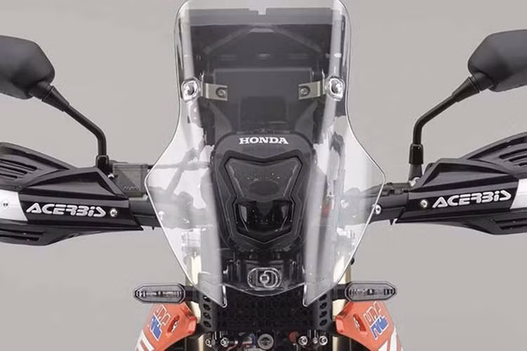 Được phát triển từ mẫu xe thương mại Honda CRF450L mà hãng vừa ra mắt cách đây không lâu, mẫu Honda CRF450L Rally concept còn được sở hữu nhiều trang bị và đặc tính của xe đua Dakar như Kính chắn gió cao.