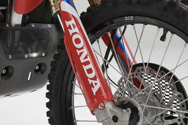 Ngoài các bổ sung mang đậm chất xe đua Honda Dakar nói trên, Honda CRF450L Rally được trang bị khác nhiều chi tiết bằng nhôm giúp giảm trọng lượng xe, ngay phía trên ống xả là hộp chứa dụng cụ sửa chữa.