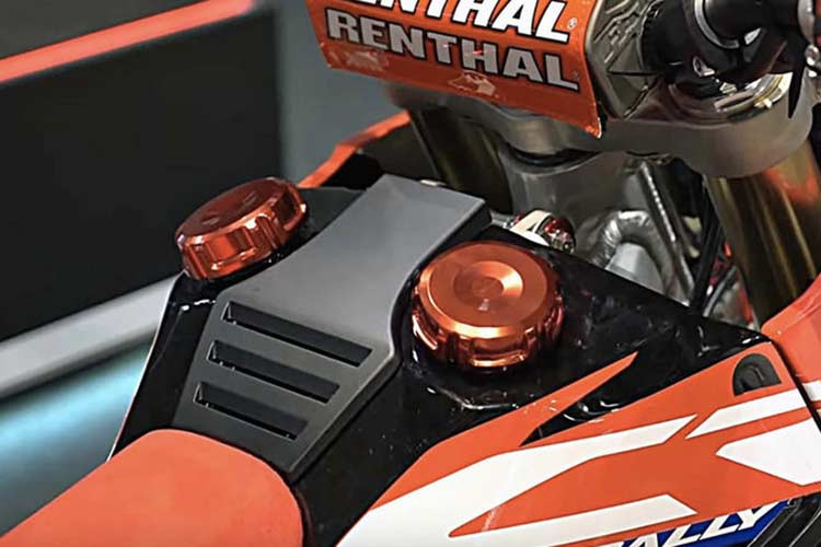 So với "người anh em" CRF450L, phiên bản Honda CRF450L Rally mới này sẽ vẫn giữ nguyên các trang bị như đèn pha LED, đèn xinhan, đèn phanh, gương chiếu hậu, khung gầm và động cơ. 