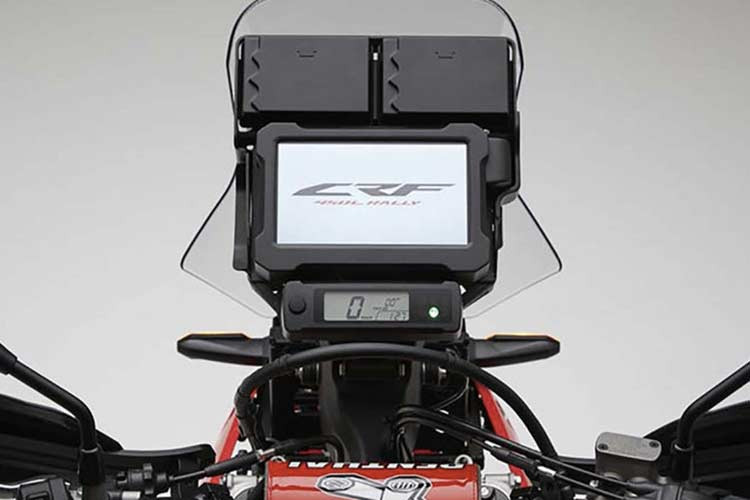 Honda CRF450L Rally ngoài màn hình LCD hiển thị tốc độ còn có màn hình màu TFT tích hợp hệ thống định vị dẫn đường. Phần tháp đồng hồ của xe còn có tai bắt chờ sẵn để có thể lắp đặt thêm nhiều thiết bị khác.