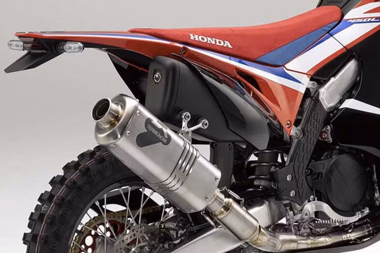 Các chi tiết khác đi kèm như; yên của thương hiệu Nogucchi, hệ thống ống xả Termignoni, ốp bảo vệ động cơ bằng sợi carbon và hai bình xăng mở rộng kích thước lớn. Đi kèm với đó là bộ lốp đa địa hình mới...