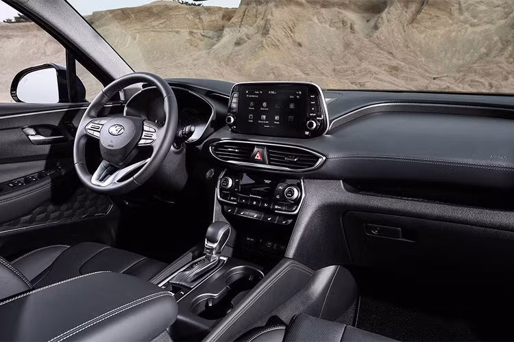 Bản SE 2.4 thấp nhất của SantaFe phiên bản 2019 này sẽ được trang bị khối động cơ 4 xy lanh, cho công suất 185 mã lực và mô men xoắn cực đại 240 Nm. Đi cùng là hộp số tự động 8 cấp và hệ dẫn động tất cả các bánh (thêm vào với giá 1.700 USD - khoảng hơn 38 triệu đồng).