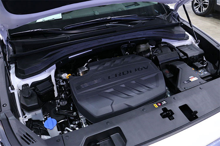 Santa Fe SEL Plus 2.4 có giá bán từ 29.800 USD (khoảng 693 triệu đồng). Phiên bản tầm trung này sẽ có giá nóc, mở cốp rảnh tay và mâm hợp kim 18 inch. Những trang bị khác gồm hệ thống điều hòa 2 vùng khí hậu, vô lăng bọc da, kính chiếu hậu chống chói, hệ thống kết nối HomeLink, hàng ghế thứ 2 có thanh trượt và hệ thống audio 12 loa với 1 sub.