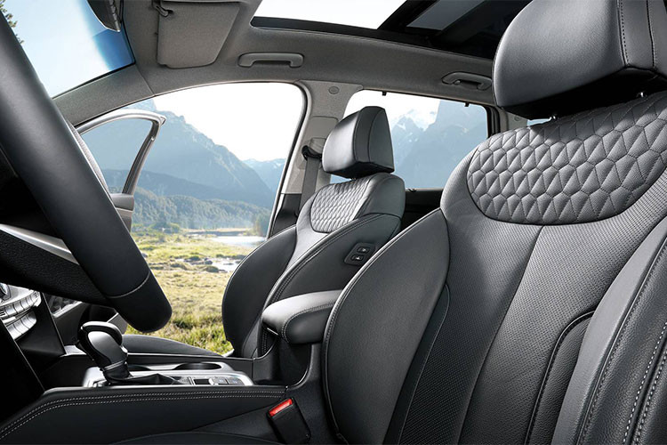 Bản Santa Fe SEL 2.4 sẽ có giá từ 27.600 USD (khoảng 641 triệu đồng). Được trang bị đèn sương mù, vay cá mập, kính chiếu hậu với đèn báo bên hông. Nội thất xe được trang bị các ghế sưởi ở hàng đầu, ghế lái chỉnh điện 8 hướng. Xe cũng có cụm đồng hồ là màn hình màu rộng 7 inch, hệ thống kết nối Blue Link, khởi động bằng nút bấm.