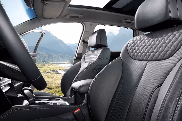 Bản Santa Fe SEL 2.4 sẽ có giá từ 27.600 USD (khoảng 641 triệu đồng). Được trang bị đèn sương mù, vay cá mập, kính chiếu hậu với đèn báo bên hông. Nội thất xe được trang bị các ghế sưởi ở hàng đầu, ghế lái chỉnh điện 8 hướng. Xe cũng có cụm đồng hồ là màn hình màu rộng 7 inch, hệ thống kết nối Blue Link, khởi động bằng nút bấm.