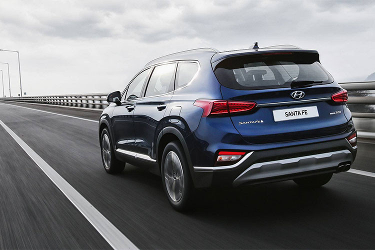 Phiên bản này vẫn được sở hữu các công nghệ an toàn khá tốt đến từ hệ thống Hyundai SmartSense. Trong đó bao gồm cảnh báo điểm mù và hỗ trợ tránh va chạm, hỗ trợ giữ làn đường, hỗ trợ đèn pha và hỗ trợ tránh va chạm phía trước, cảnh báo và hỗ trợ tránh va chạm phía sau, điều khiển hành trình thông minh Stop/go...