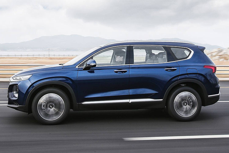 Phiên bản thấp nhất Hyundai SantaFe 2019 SE 2.4 sẽ có đèn pha tự động tiêu chuẩn cùng bánh mâm 17 inch. Mẫu crossover đình đám thương hiệu Hàn Quốc này cũng sẽ có thêm cửa sổ/khóa của điện, cẩm lùi và màn hình giái trí 7 inch với kết nối Android Auto và Apple CarPlay.