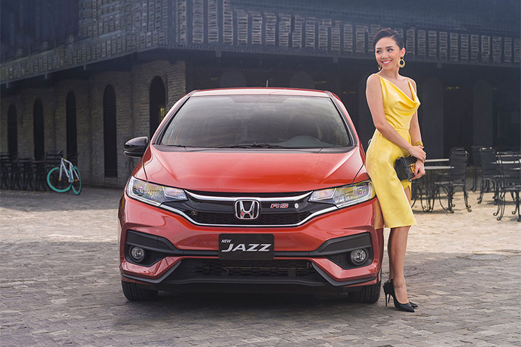 Từng ra mắt tại triển lãm ôtô Việt Nam 2017, mẫu Honda Jazz mới được khá nhiều người tiêu dùng quan tâm bới sự nhỏ gọn, năng động... mẫu xe hatchback 5 cửa này sở hữu thiết kế khá thể thao với kích thước bao gồm; dài, rộng, cao tương ứng là 4.034 x 1.694 x 1.524 mm. 