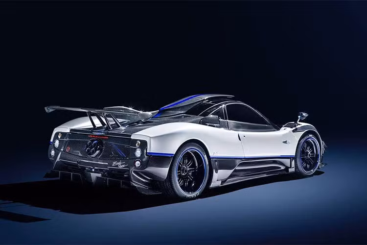 Sau một thời gian gắn bó, chủ xe đã gửi ngược nó lại Ý để tiếp tục nâng cấp lên, tạo thành một phiên bản Zonda độc nhất vô nhị. Về thiết kế, dù không có vẻ ngoài dữ dằn và mang phong cách xe đua như các phiên bản Zonda thuộc series 760 nhưng Zonda Riviera vẫn sở hữu các chi tiết khí động học ấn tượng.