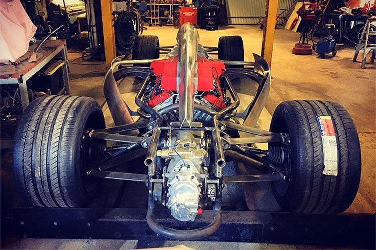 "Khi đó tôi tự hỏi mình rằng liệu tôi có thể chế tạo được 1 chiếc siêu xe đua F1 điên rồ có khả năng đi lại hàng ngày hay không bởi chưa một ai từng thử làm điều đó. Có vài người đã đề xuất ý tưởng này nhưng chỉ dừng lại ở mức xe concept", Zac chia sẻ với tờ WhichCar.