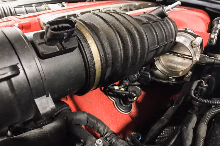 Chiếc F1 độc nhất vô nhị đã gần hoàn tất và có thể chạy thử vào cuối năm. Anh cho biết xe có nhiều tính năng cho phép vận hành ngoài đường phố công cộng mà không phải chịu giới hạn như những siêu xe khác.