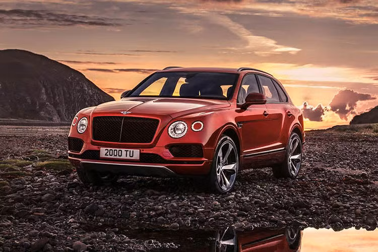 Kể từ khi thuộc sở hữu của tập đoàn Volkswagen, hình ảnh của hãng xe sang Anh Quốc đã gắn liền với động cơ W12 tăng áp kép. Chính vì vậy khi lần đầu tiên ra mắt, mẫu siêu SUV Bentley Bentayga cũng đã được trang bị loại động cơ khổng lồ này.