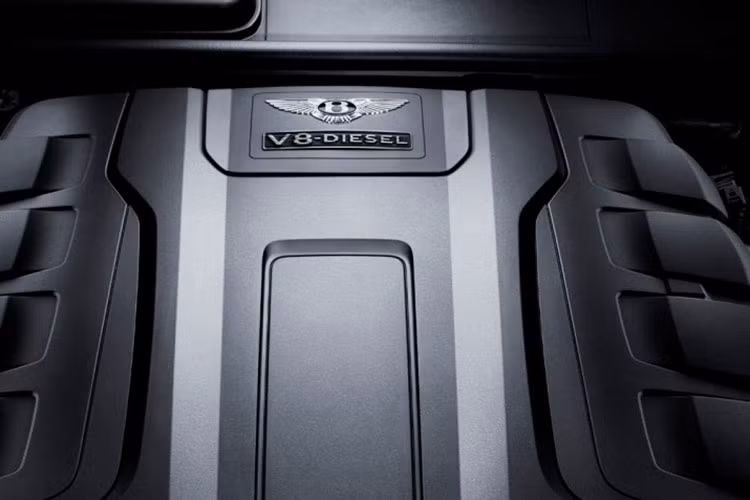 Chính vì vậy, các thông số hiệu năng của Bentayga V8 vẫn khá ấn tượng: chiếc xe chỉ mất 4,5 giây để tăng tốc từ 0-100km/h và đạt tốc độ tối đa 290km/h - chỉ Bentayga W12 thua 0,4 giây và 10km/h. Để giúp người lái kiểm soát chiếc xe hiệu quả hơn, Bentley đã trang bị cho Bentayga V8 hệ thống treo chủ động với nguồn điện 48V và các đĩa phanh gốm-carbon.