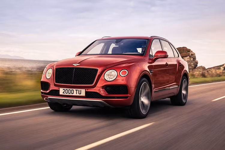 Bentley chưa công bố giá chính thức của Bentayga V8, mặc dù chắc chắn chiếc xe sẽ rẻ hơn so với bản V12. Tuy nhiên dù đã được hạ giá, Bentley Bentayga V8 vẫn sẽ nằm ngoài tầm với của đa số người bình thường nhưng đây chắc chắn là chọn hợp lý cho những khách hàng thực dụng. 