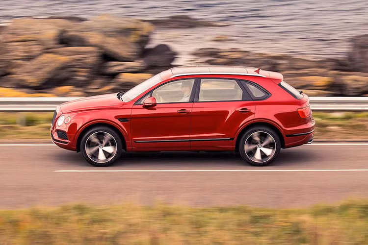 Như vậy nếu không tính chiếc Bentayga W12 đầu tiên, Bentayga V8 là phiên bản động cơ mới thứ 2 của dòng siêu SUV này, sau chiếc Bentayga Diesel ra mắt năm ngoái. Về thiết kế, Bentayga V8 gần như hoàn toàn giống như 2 phiên bản còn lại, với điểm khác biệt duy nhất là các lưới chắn trên cản trước tối màu thay vì mạ chrome bóng.
