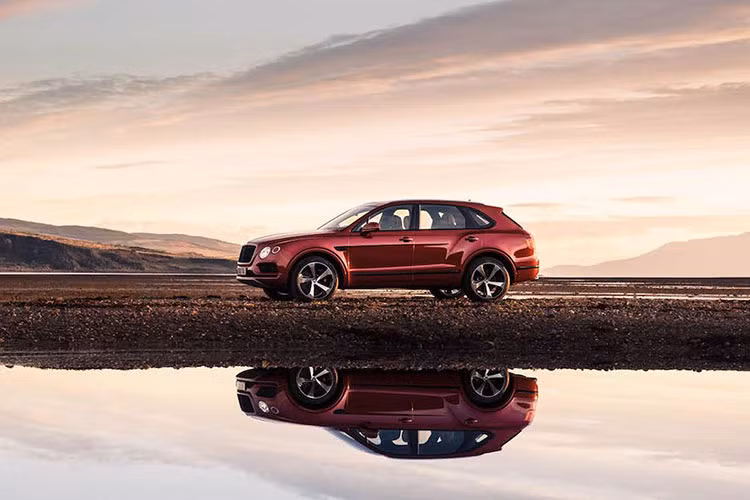 Tuy nhiên để giúp tăng doanh số của Bentayga hơn nữa - đặc biệt là tại các thị trường có đánh thuế dung tích như Trung Quốc hay Việt Nam cũng như nhiều nước Châu Á khác, hãng xe sang Bentley vừa mới tung ra thêm phiên bản Bentayga mới được trang bị động cơ V8 tăng áp kép chạy xăng.