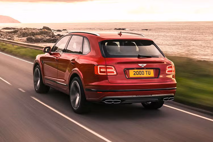 Hệ thống phanh cũng là một điểm đáng nói trên Bentayga V8. Phanh trước có đường kính lên tới 440mm, sử dụng heo phanh với 10 piston đối xứng nhau và đĩa 370mm ở bánh sau. Theo Bentley, chưa có một mẫu xe thương mại nào sử dụng phanh lớn như vậy. Chính vì vậy, không ngạc nhiên khi tùy chọn mâm của xe có đường kính "ngoại cỡ" từ 20-22 inch. 