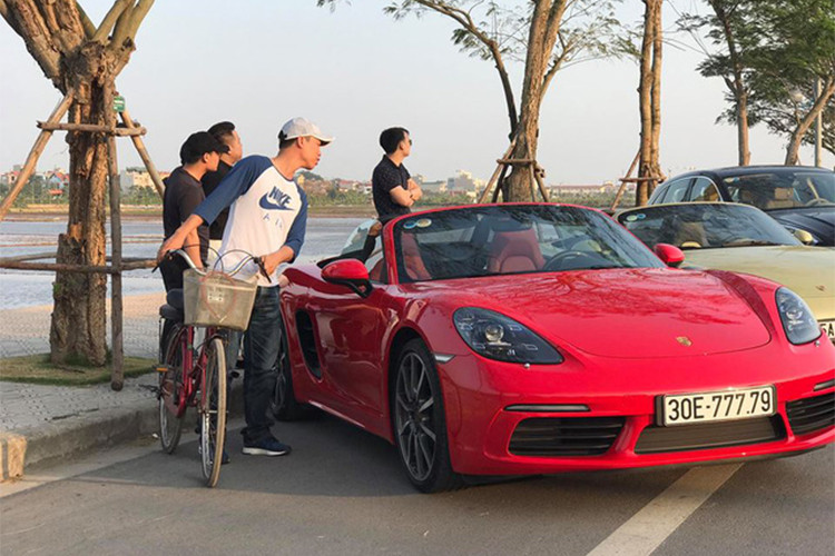 Trả lời về việc tại sao có thông tin trên hệ thống Cục Đăng kiểm vẫn lưu biển số tạm 30E-777.79T cho chiếc siêu xe Porsche, vị đại diện này cho biết do sau khi sang tên từ Vĩnh Phúc về Hà Nội, chiếc Hyundai SantaFe vẫn còn thời hạn kiểm định nên chưa đi đăng kiểm lại.