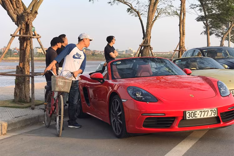 Trả lời về việc tại sao có thông tin trên hệ thống Cục Đăng kiểm vẫn lưu biển số tạm 30E-777.79T cho chiếc siêu xe Porsche, vị đại diện này cho biết do sau khi sang tên từ Vĩnh Phúc về Hà Nội, chiếc Hyundai SantaFe vẫn còn thời hạn kiểm định nên chưa đi đăng kiểm lại.