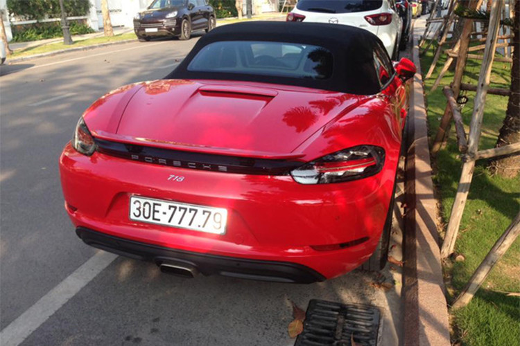 Theo tìm hiểu từ chủ cửa hàng kinh doanh ôtô cũ trên đường Phạm Hùng, Hà Nội cho hay; đã nghe đến câu chuyện về chiếc Porsche và SantaFe này dùng chung biển số từ năm trước. Tuy nhiên, người này cũng xác nhận biển số trên chiếc Hyundai SantaFe mới là biển thật.