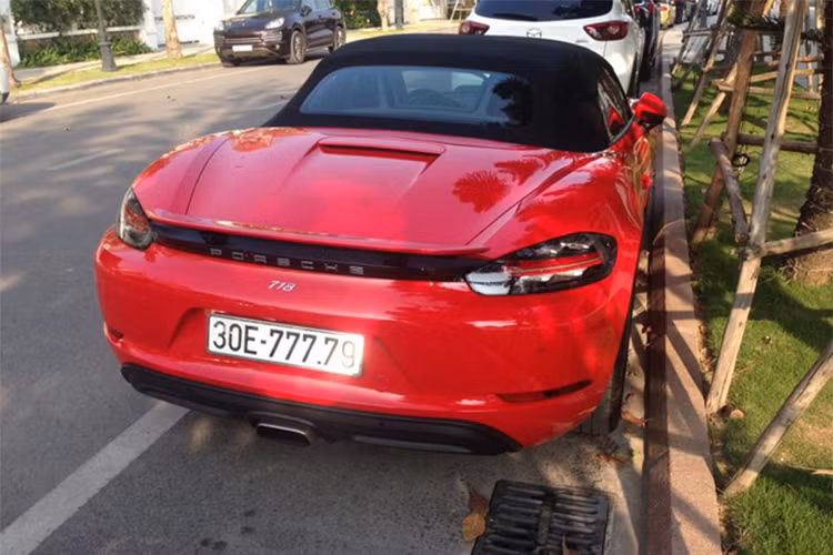 Theo tìm hiểu từ chủ cửa hàng kinh doanh ôtô cũ trên đường Phạm Hùng, Hà Nội cho hay; đã nghe đến câu chuyện về chiếc Porsche và SantaFe này dùng chung biển số từ năm trước. Tuy nhiên, người này cũng xác nhận biển số trên chiếc Hyundai SantaFe mới là biển thật.