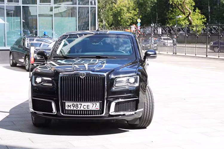 “Những động thái khoe khéo xe đó có lẽ đã thu hút sự quan tâm của khách hàng nước ngoài và loại xe này có thể được xuất khẩu ra quốc tế”, Alexei Borokov, người tham gia hỗ trợ phát triển phương tiện nhận định. Cũng theo ông Borokov: “Các Tiểu vương quốc Ả rập Thống Nhất là đất nước giàu mạnh, có rất nhiều người muốn ngắm và mua những loại xe được thiết kế riêng như vậy”.