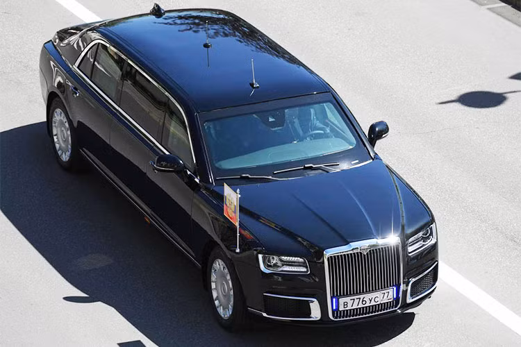 Dự án xe nguyên thủ Kortezh dự định sẽ tạo ra 4 mẫu xe: một chiếc sedan, một chiếc limousine (phiên bản mở rộng của chiếc sedan), một chiếc xe off-road và một chiếc minivan. Nhiệm vụ chính của dự án là tạo ra một chiếc limousine hộ tống cho người đứng đầu nhà nước Nga, Tổng thống Vladimir Putin.