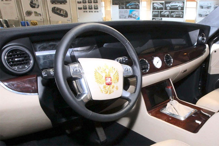 Ông Putin đã sử dụng chiếc limousine mới lần đầu tiên trong lễ nhậm chức Tổng thống vào ngày 7/5 vừa qua. Kể từ đó, người đứng đầu nước Nga đã thường xuyên sử dụng mẫu xe này để di chuyển quanh thủ đô Moscow. Xe được trang bị nội thất vô cùng sang trọng, cabin xe được phủ gỗ quý với nhiều chi tiết kim loại sáng loáng.