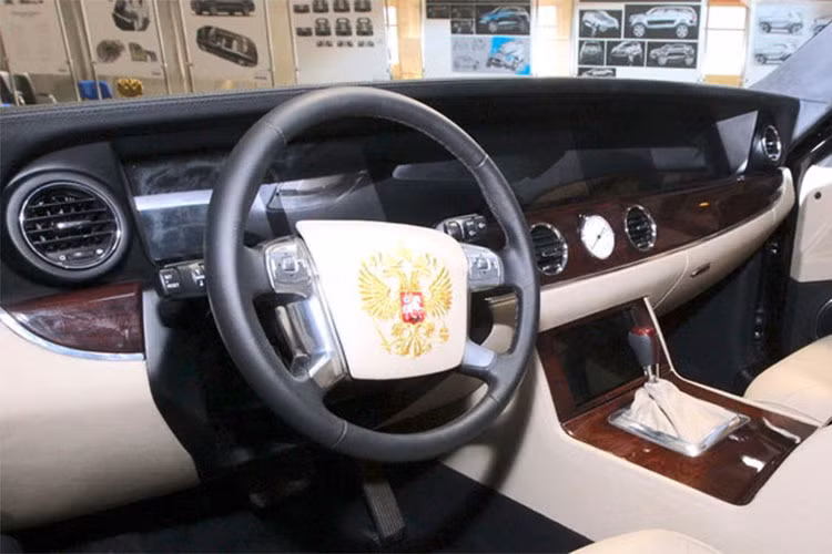 Ông Putin đã sử dụng chiếc limousine mới lần đầu tiên trong lễ nhậm chức Tổng thống vào ngày 7/5 vừa qua. Kể từ đó, người đứng đầu nước Nga đã thường xuyên sử dụng mẫu xe này để di chuyển quanh thủ đô Moscow. Xe được trang bị nội thất vô cùng sang trọng, cabin xe được phủ gỗ quý với nhiều chi tiết kim loại sáng loáng.