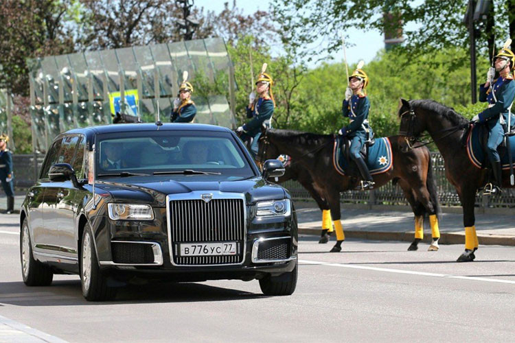 Mới đây nhất, mẫu xe limousine đặc biệt này của tổng thống Nga đã được vận chuyển đến sân bay Helsinki-Vantaa, Phần Lan bằng máy bay Il-76 cũng đã thu hút sự chú ý không ít của giới truyền thông quốc tế.