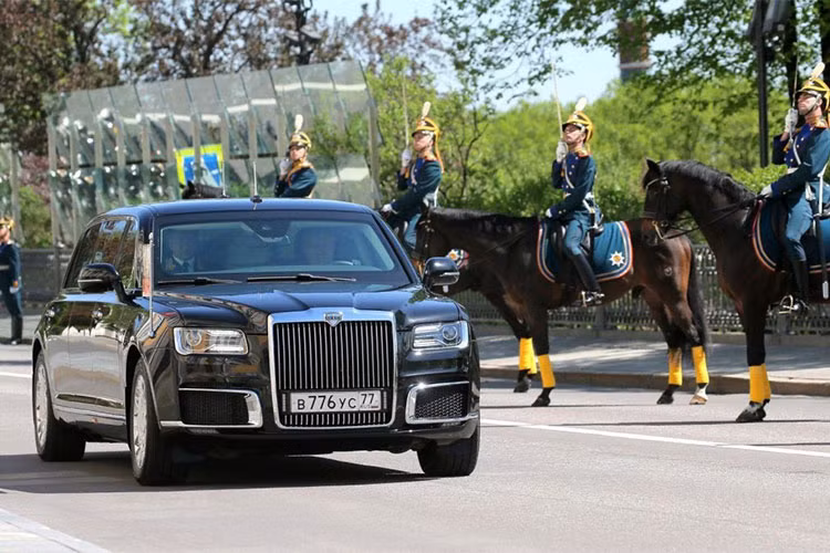 Mới đây nhất, mẫu xe limousine đặc biệt này của tổng thống Nga đã được vận chuyển đến sân bay Helsinki-Vantaa, Phần Lan bằng máy bay Il-76 cũng đã thu hút sự chú ý không ít của giới truyền thông quốc tế.