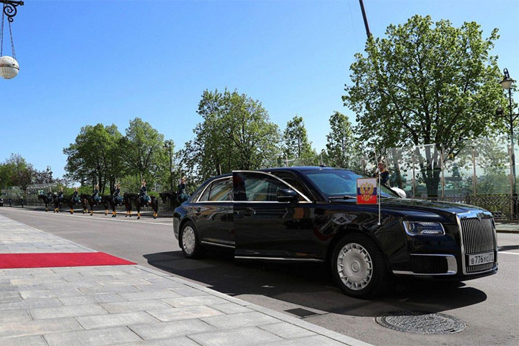 Siêu xe limousine Kortezh ra mắt lần đầu tiên trong lễ nhậm chức Tổng thống của ông Vladimir Putin - sự kiện được đông đảo báo đài trong nước và quốc tế theo dõi sát sao. Kortezh một lần nữa lại gây chú ý vào hồi tháng 6/2018 khi ông Putin giới thiệu tới Thái tử Abu Dhabi - Mohammed bin Zayed Al Nahyan trong chuyến thăm Moscow.