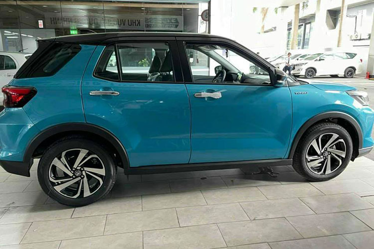 Dựa vào hình ảnh thực tế tại đại lý, Toyota Raize giá rẻ dự đoán sẽ khá thu hút sự quan tâm của người dùng Việt nhờ thiết kế ngoại thất bắt mắt. Xe thừa hưởng nhiều đường nét từ người anh Toyota RAV4 với các trang bị như hệ thống đèn full LED cùng mâm hợp kim 17 inch... giống xe đang bán ra tại thị trường quốc tế.