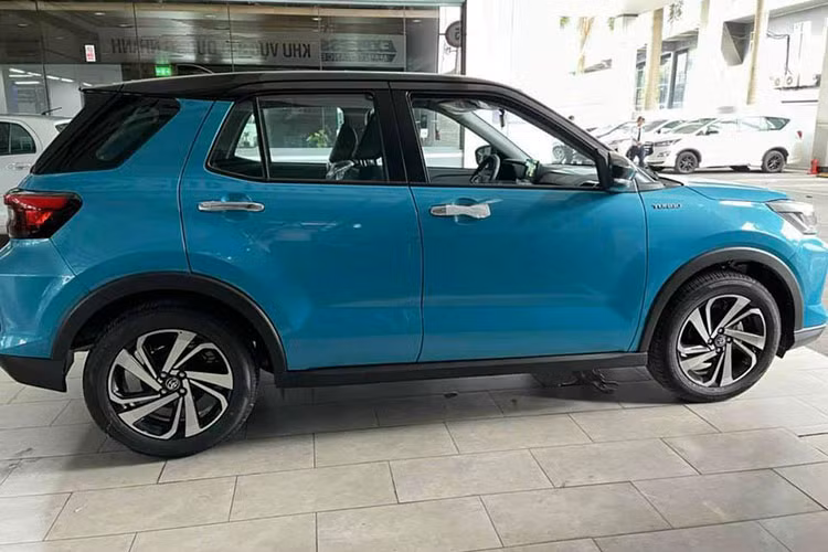 Dựa vào hình ảnh thực tế tại đại lý, Toyota Raize giá rẻ dự đoán sẽ khá thu hút sự quan tâm của người dùng Việt nhờ thiết kế ngoại thất bắt mắt. Xe thừa hưởng nhiều đường nét từ người anh Toyota RAV4 với các trang bị như hệ thống đèn full LED cùng mâm hợp kim 17 inch... giống xe đang bán ra tại thị trường quốc tế.