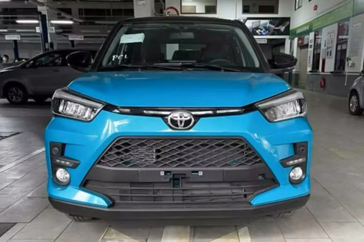 Bên trong nội thất của Toyota Raize 2022 mới, xe được bố trí 2 hàng ghế với 5 chỗ ngồi. Đặc biệt, nội thất Raize 2021 cũng được đánh giá tương đối hiện đại so với các đối thủ hiện nay với vô-lăng 3 chấu tích hợp nhiều nút bấm và màn hình trung tâm đặt nổi.