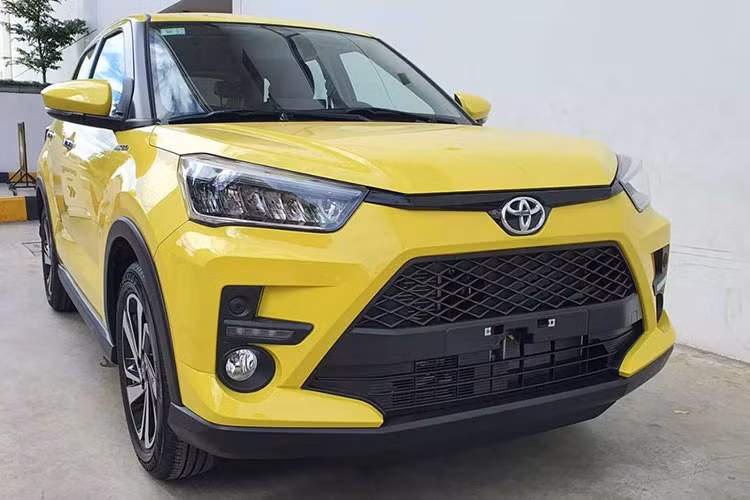 Các đại lý chính hãng đã bắt đầu nhận đặt cọc Toyota Raize 2022 mới, thời gian giao xe dự kiến trong tháng 10 – 11 sắp tới. Toyota Raize 2022 được bán ra với nhiều phiên bản khác nhau, xe được nhập khẩu trực tiếp từ Indonesia, tương tự dòng Wigo hạng A đang bán tại Việt Nam.