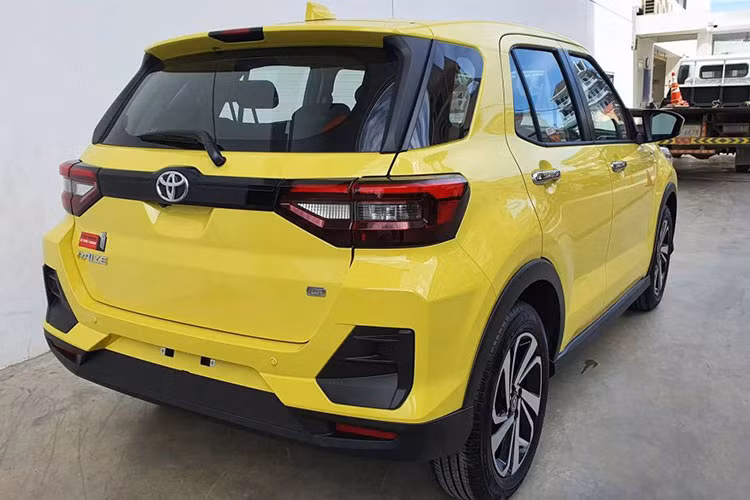 Mặc dù mẫu xe này không có lợi thế về kích thước hay dung tích động cơ, nếu đặt “chung mâm” với các mẫu CUV hạng B 5 chỗ như EcoSport hay Kona. Tuy nhiên, Toyota Raize có lợi thế hơn về giá bán và trang bị an toàn và hỗ trợ lái, bên cạnh thương hiệu mạnh.