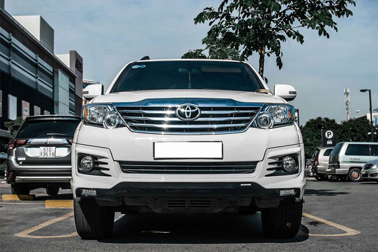 Tại Việt Nam, người yêu "xế hộp" có thể dễ dàng bắt gặp những chiếc xe 16 chỗ như Ford Transit, Hyundai Solati được độ lại theo phong cách Limosine, biến nội thất trở nên sang trọng và tiện nghi hơn, và mẫu xe SUV Toyota Fortuner cũng không nằm ngoài phong cách sang chảnh này.