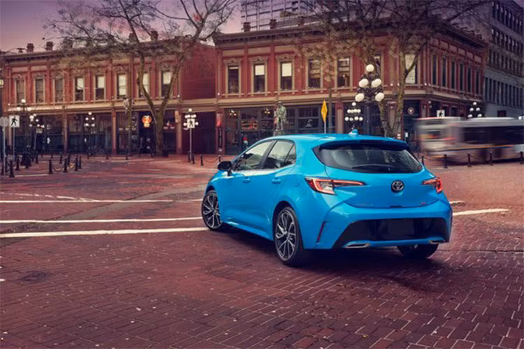 Ở phía sau, cụm đèn hậu LED của xe được Toyota thiết kế tương tự đèn trước với thiết kế chữ J. Ngoài ra, hai đường gân nổi ở dưới đèn hậu và cánh gió trên mui tăng thêm tính thể thao cho mẫu xe 5 cửa mới này.