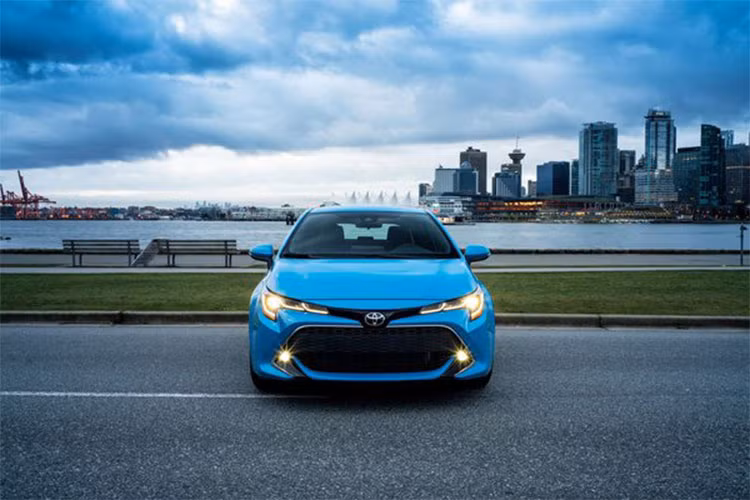 Tương tự những mẫu Toyota thế hệ mới, Corolla hatchback 2019 cũng dựa trên nền tảng thiết kế toàn cầu thế hệ mới TNGA. Xe sở hữu chiều dài 4.370 mm, trục cơ sở 2.640 mm, rộng 1.790 mm và cao 1.450 mm, xe dài hơn 40 mm, rộng hơn 30 mm và thấp hơn 25 mm so với thế hệ trước.