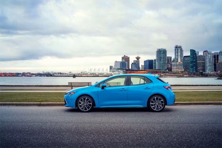 Tiền thân của Toyota Corolla hatchback 2019 - Toyota Auris được ra mắt lần đầu vào năm 2004. Thế hệ thứ 2 của chiếc xe cập bến thị trường Mỹ dưới tên gọi Scion iM 10 năm sau đó. Sau khi Toyota khai tử thương hiệu con Scion, chiếc xe đã được đổi lại thành Corolla iM.