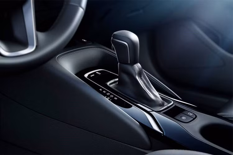 Trang bị an toàn cho xe với gói Toyota Safety Sense thế hệ thứ 2 tiêu chuẩn gồm; các hệ thống phanh tự động, nhận biết chướng ngại vật trên đường, Cruise Control dựa vào radar, cảnh báo chuyển làn có hỗ trợ đánh lái, đèn pha tự động và hỗ trợ giữ làn. Ngoài ra Corolla hatchback bản XSE còn có hệ thống cảnh báo điểm mù và camera lùi.