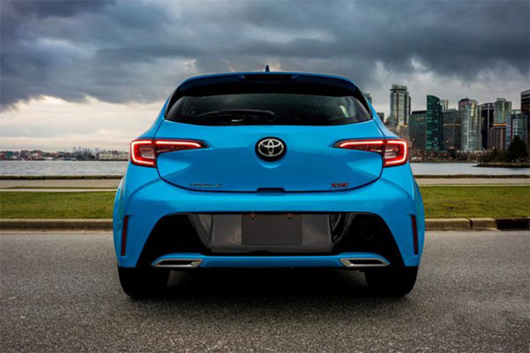 Corolla hatchback 2919 sở hữu hệ thống treo tinh chỉnh thể thao trê nền tảng TNGA cứng cáp hơn, nhẹ hơn sẽ giúp xe mang đến trải nghiệm lái xe thú vị hơn. Bên cạnh đó, chiếc xe này cũng thấp hơn, rộng hơn và dài hơn so với "đàn anh" là chiếc Corolla iM mà nó thay thế.