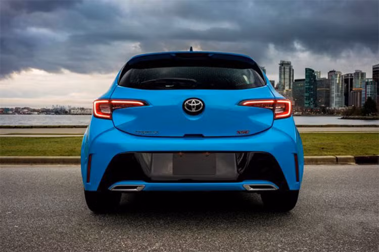 Corolla hatchback 2919 sở hữu hệ thống treo tinh chỉnh thể thao trê nền tảng TNGA cứng cáp hơn, nhẹ hơn sẽ giúp xe mang đến trải nghiệm lái xe thú vị hơn. Bên cạnh đó, chiếc xe này cũng thấp hơn, rộng hơn và dài hơn so với "đàn anh" là chiếc Corolla iM mà nó thay thế.