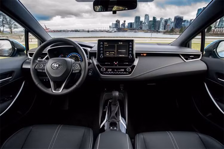 Bên trong nội thất, Corolla hatchback được hãng xe ôtô Toyota thiết kế bảng táp-lô phân tầng và bảng điều khiển trung tâm rộng rãi hơn. Ca-bin với những vật liệu cao cấp, tùy chọn chỉ khâu màu tương phản đem tới cho chiếc xe cảm giác không gian thoáng đãng hơn.