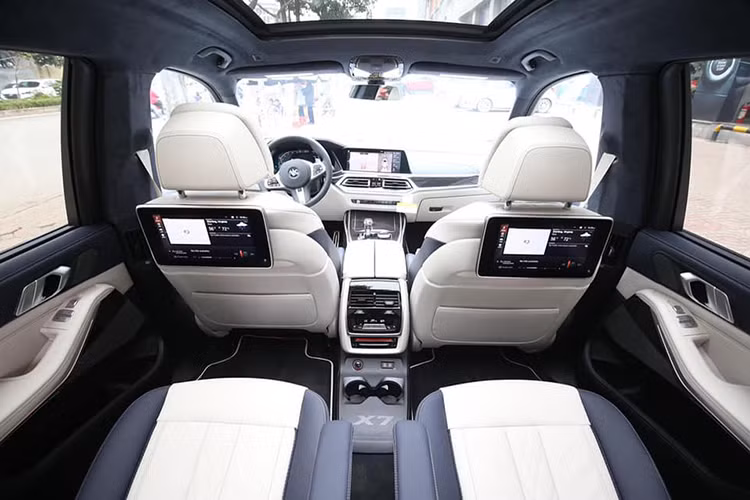 Đối với xe nhập tư, cấu hình 6 chỗ đã trở nên quen thuộc. Chiếc BMW X7 2020 phiên bản xDrive40i M Sport này được bố trí 6 chỗ ngồi. Hàng ghế thứ 2 có 2 ghế tách biệt với lối đi vào phía sau "sang chảnh" hơn.