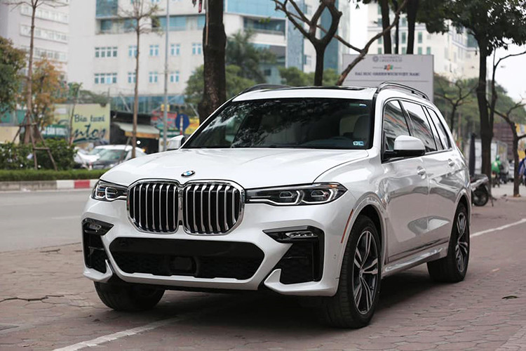 Mới đây, một đơn vị nhập khẩu xe tư nhân vừa đưa về nước chiếc BMW X7 2020 mới. Đáng chú ý, chiếc xe được chào bán với mức giá chỉ khoảng hơn 6 tỷ đồng, tức thấp hơn tới 1 tỷ đồng so với xe chính hãng và điều đặc biệt là các trang bị trên xe không những không thua kém xe nhập chính hãng mà còn có phần vượt trội hơn nhiều.