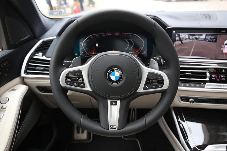 Bên trong nội thất, xe được người bán cho biết đây là bản "full option". Ngoài một số trang bị giống xe chính hãng như đồng hồ kỹ thuật số, màn hình trung tâm 12,3 inch, bộ đôi màn hình 10,2 inch phía sau, điều hoà tự động 5 vùng, ghế massage hay cửa sổ trời toàn cảnh Sky Lounge thì chiếc BMW X7 này có sự khác biệt nhờ hệ thống âm thanh Bowers &amp; Wilkins (cao cấp hơn Harman Kardon), vô-lăng M và trần xe bọc da lộn.